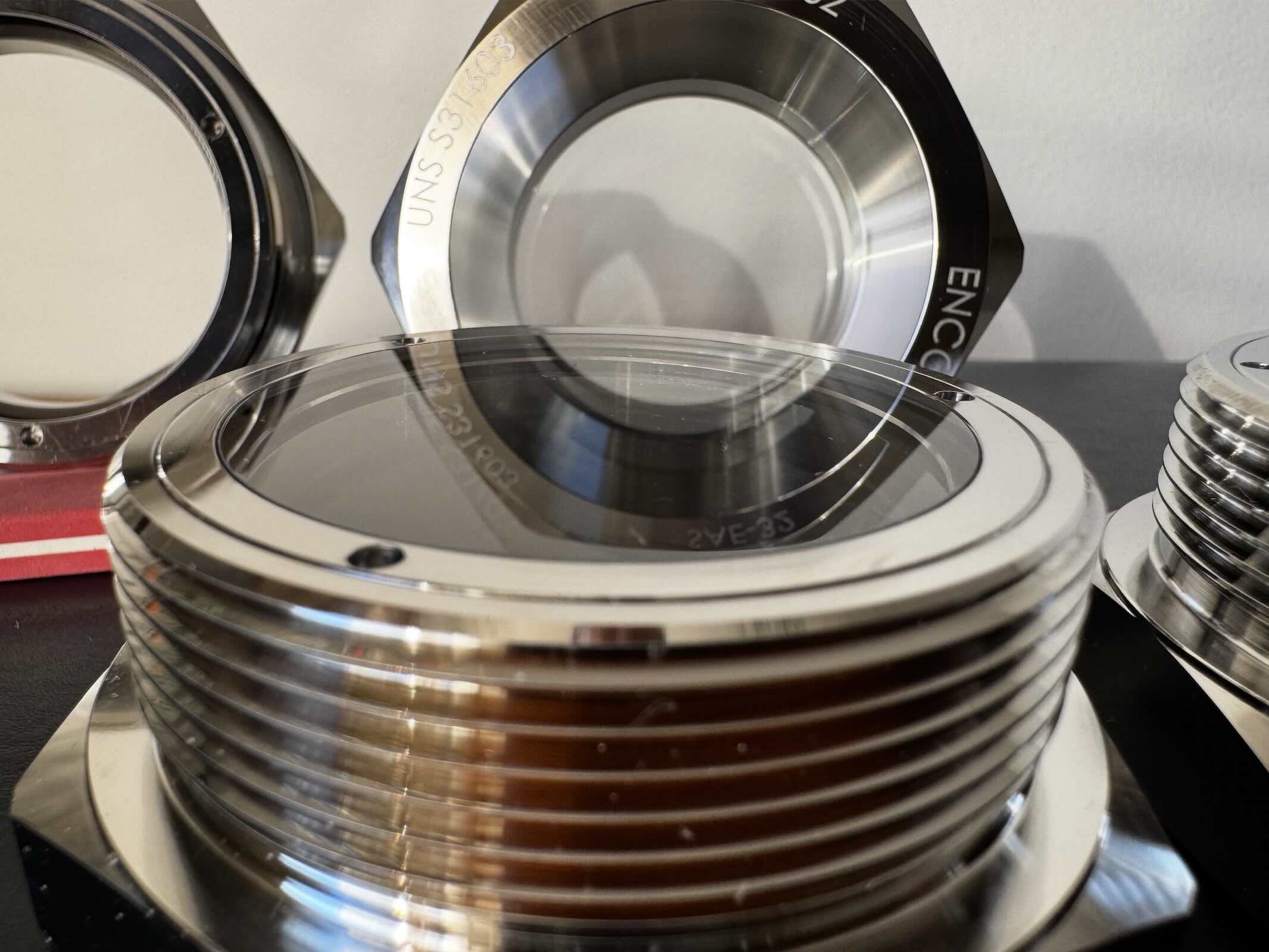 SAE-32 sight glasses. PN 102288. Sapphire Window is flush with the metal housing on the process side. This minimizes voids creating turbulence or trapping bubbles.